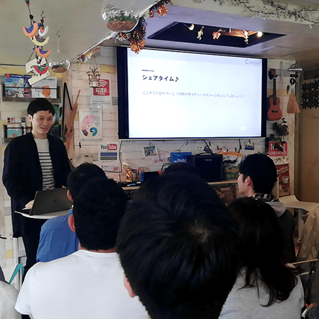 講師からビジネスマインドを教わっている受講生